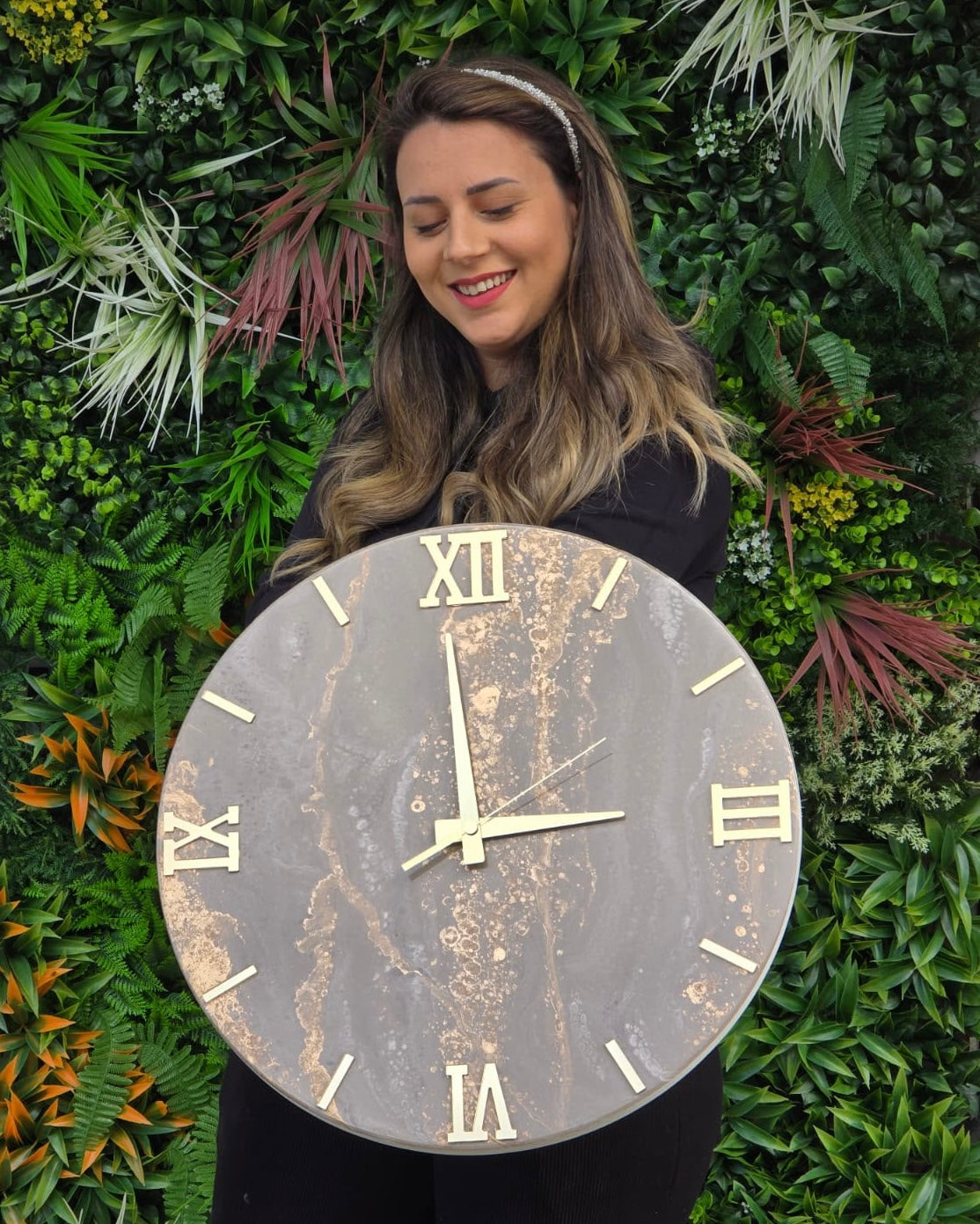 Orologio da parete in resina beige con sfumature oro o argento