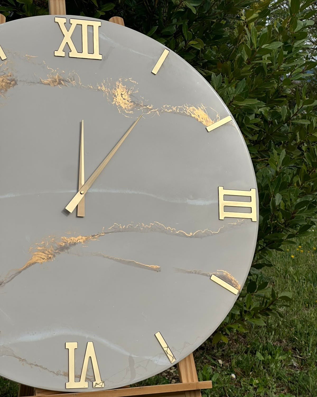 Orologio da parete in resina beige con sfumature oro o argento