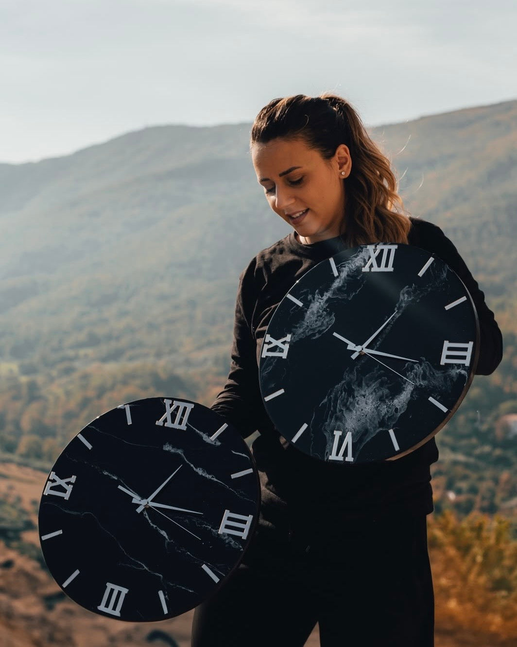 Orologio da parete in resina effetto marmo nero e argento