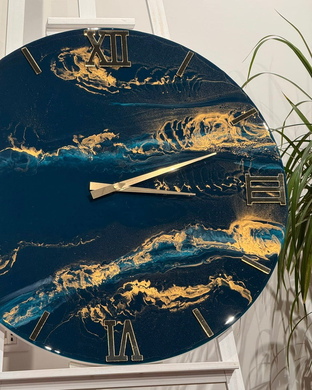 Orologio da parete in resina verde Ottanio con sfumature oro o argento
