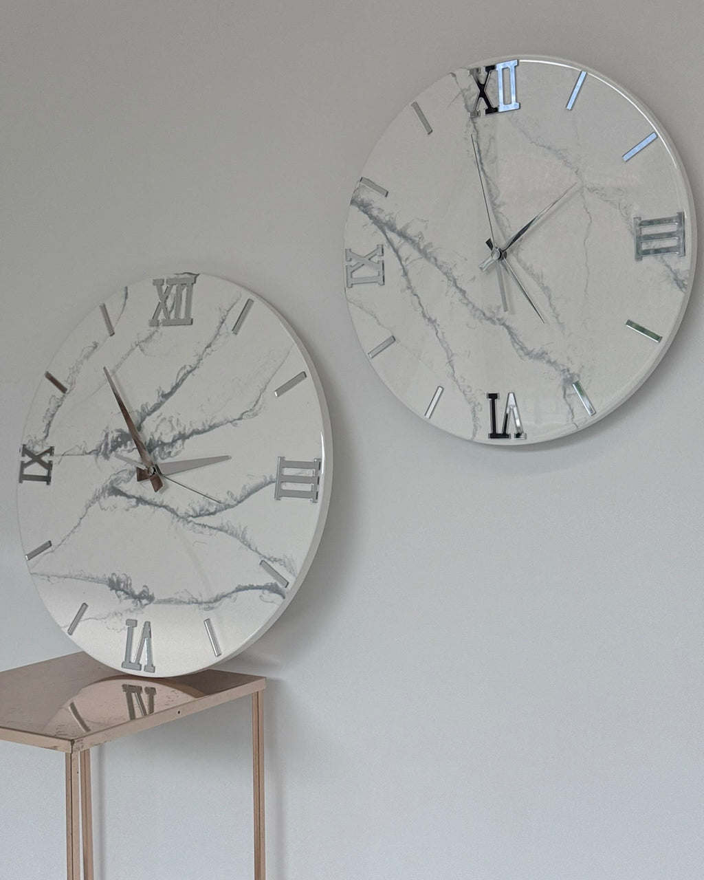 Orologio da parete in resina effetto marmo leggero