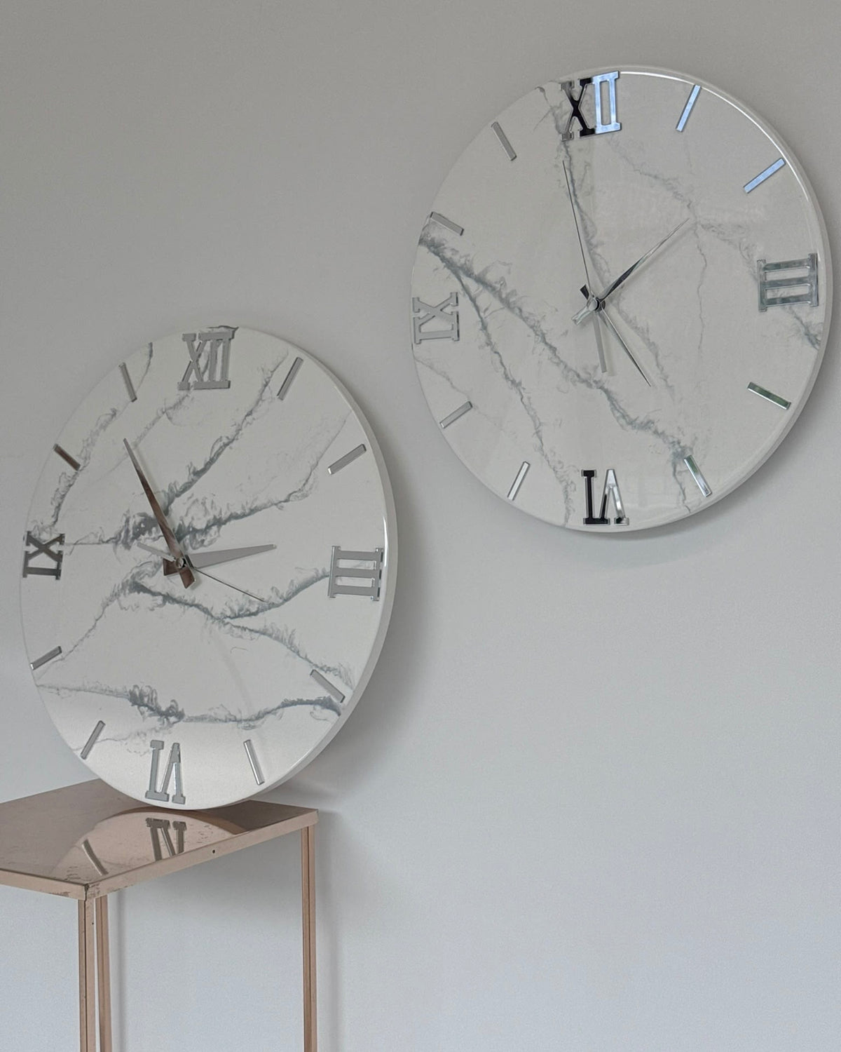 Orologio da parete in resina effetto marmo leggero