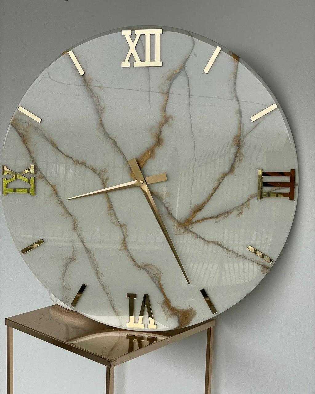 Orologio da parete in resina effetto marmo leggero