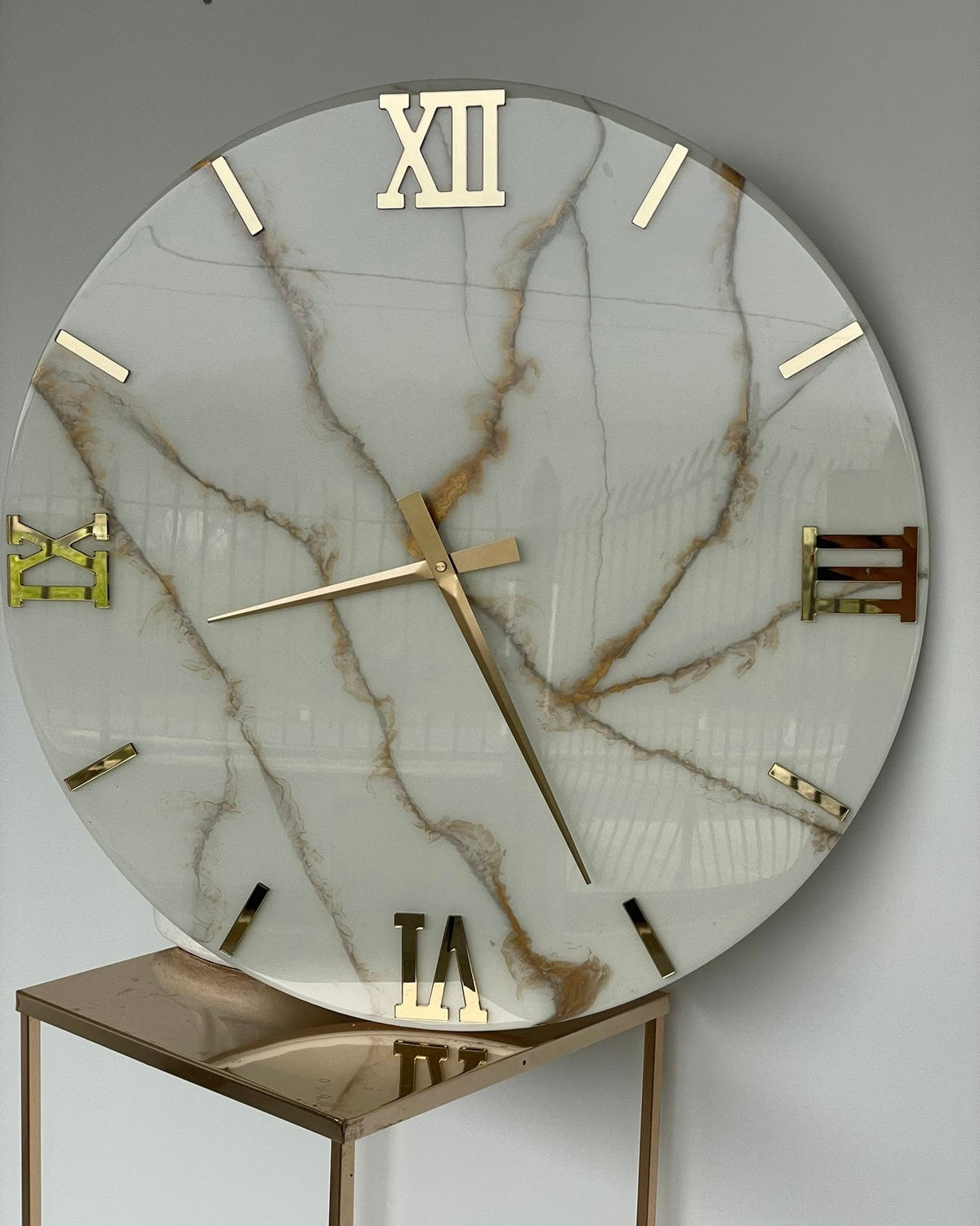 Orologio da parete in resina effetto marmo leggero