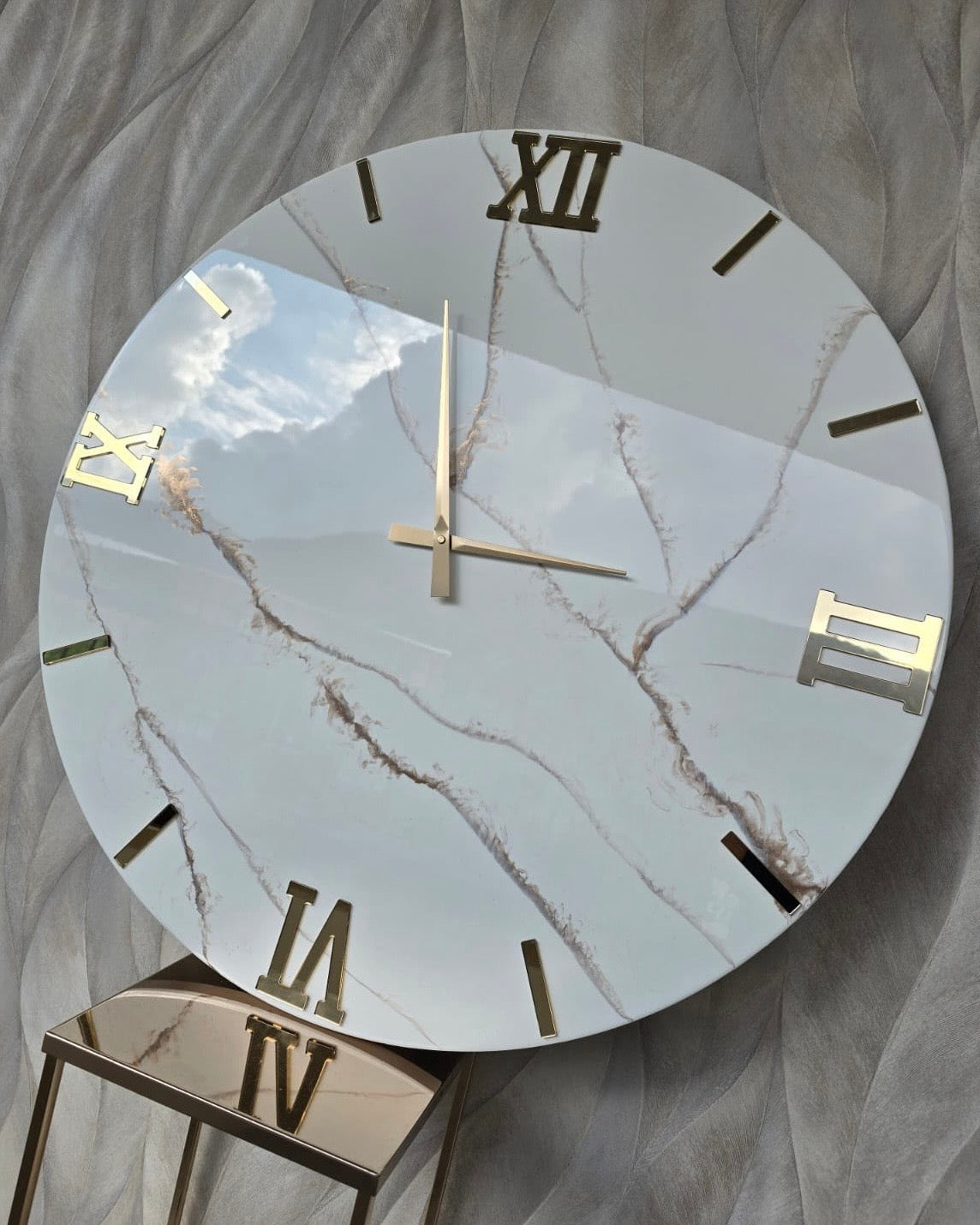 Orologio da parete in resina effetto marmo leggero
