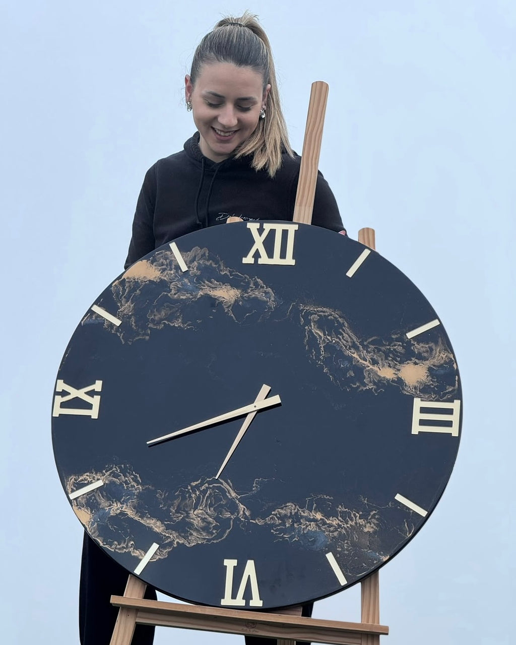 Orologio da parete in resina effetto marmo nero e oro
