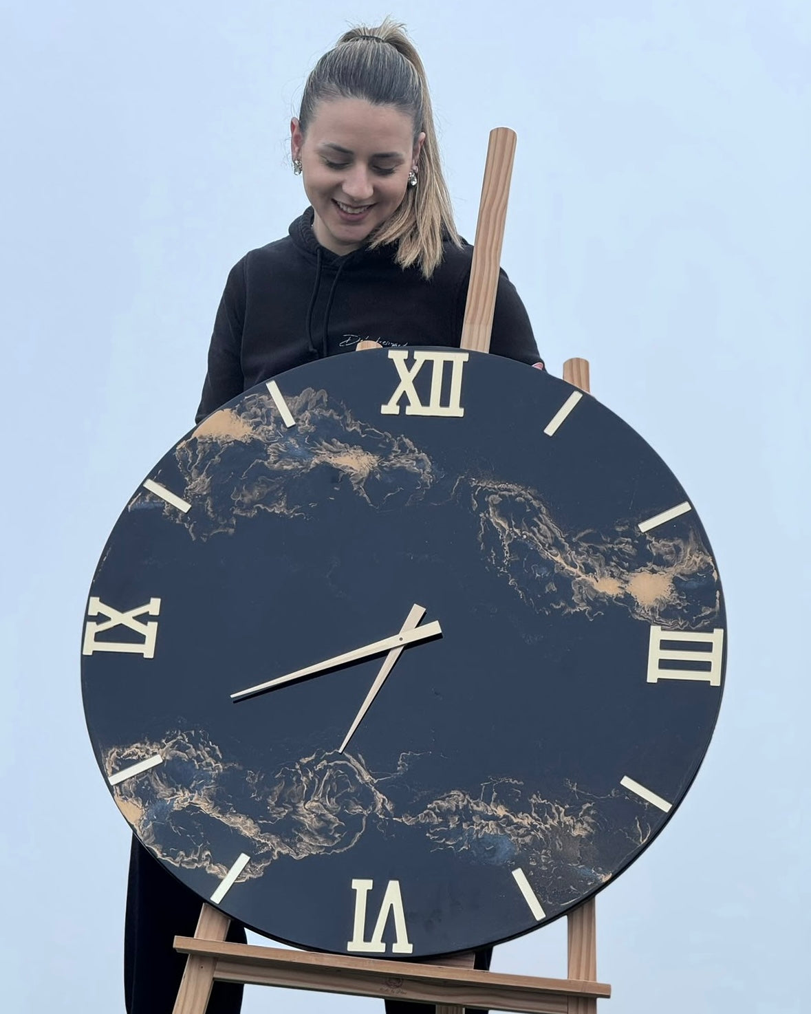 Orologio da parete in resina effetto marmo nero e oro