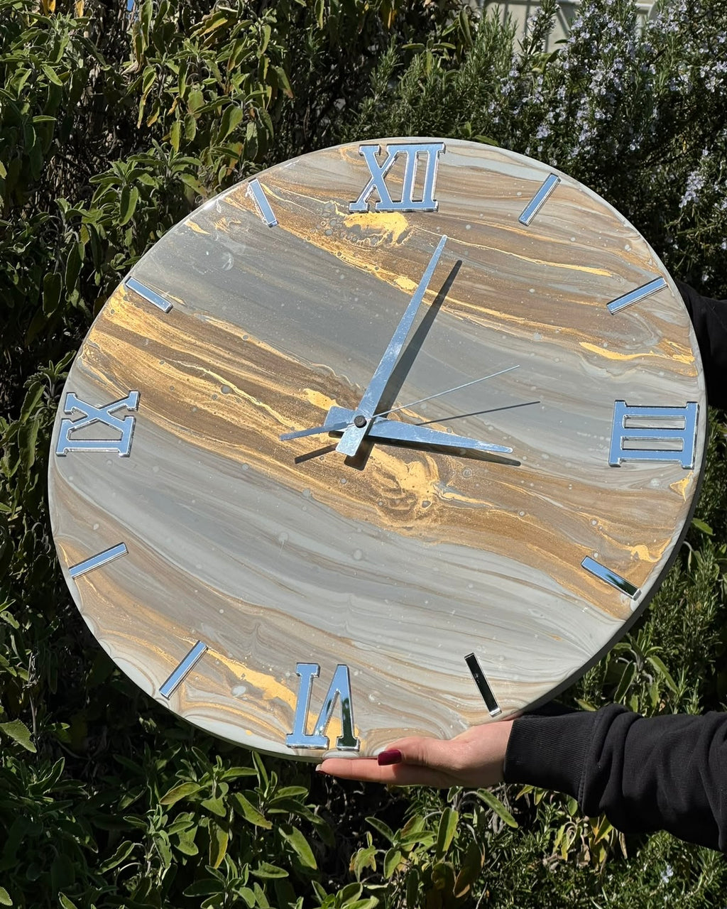 Orologio da parete in resina beige con sfumature oro o argento