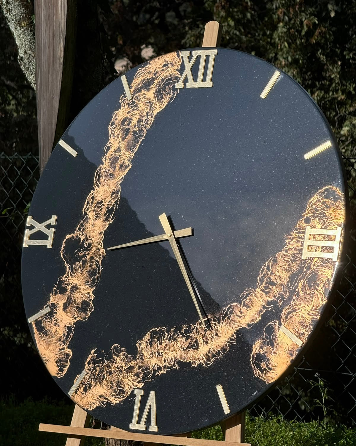 Orologio da parete in resina effetto marmo nero e oro
