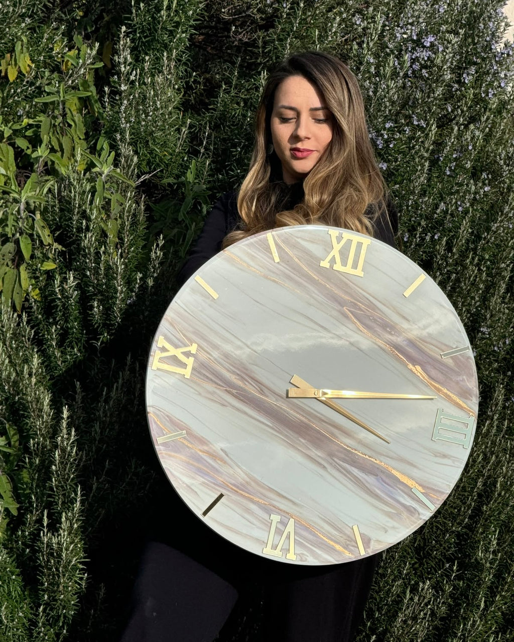 Orologio da parete in resina beige con sfumature oro o argento