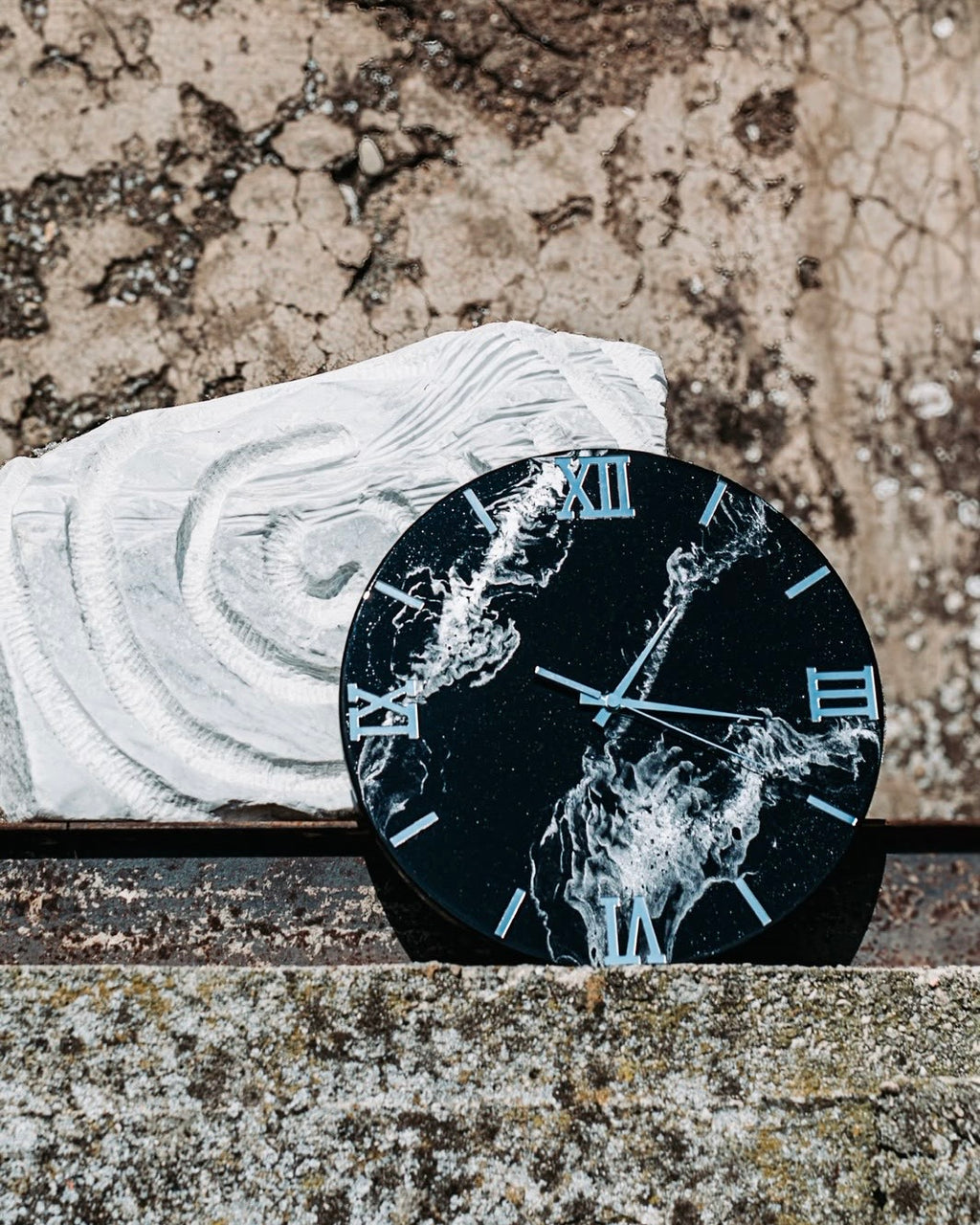Orologio da parete in resina effetto marmo nero e argento