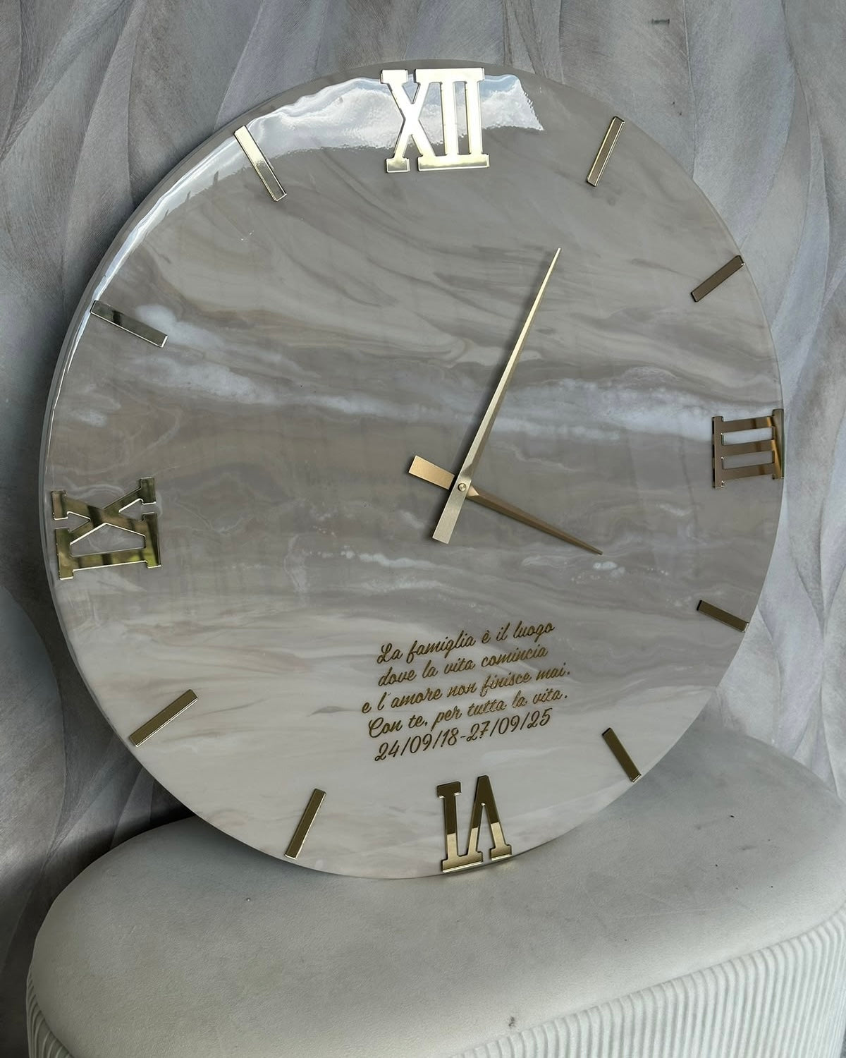 Orologio da parete in resina beige con sfumature oro o argento