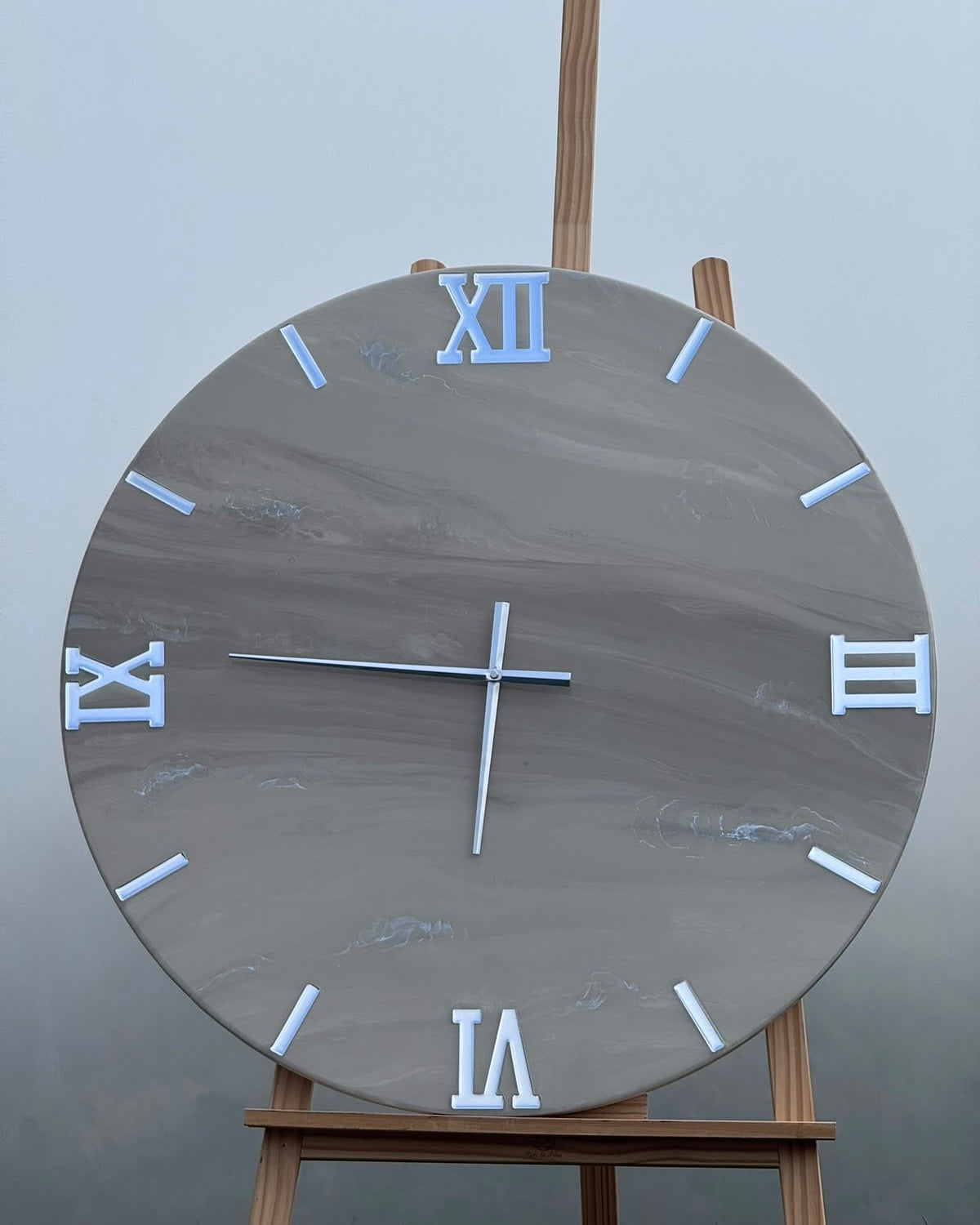 Orologio da parete in resina beige con sfumature oro o argento