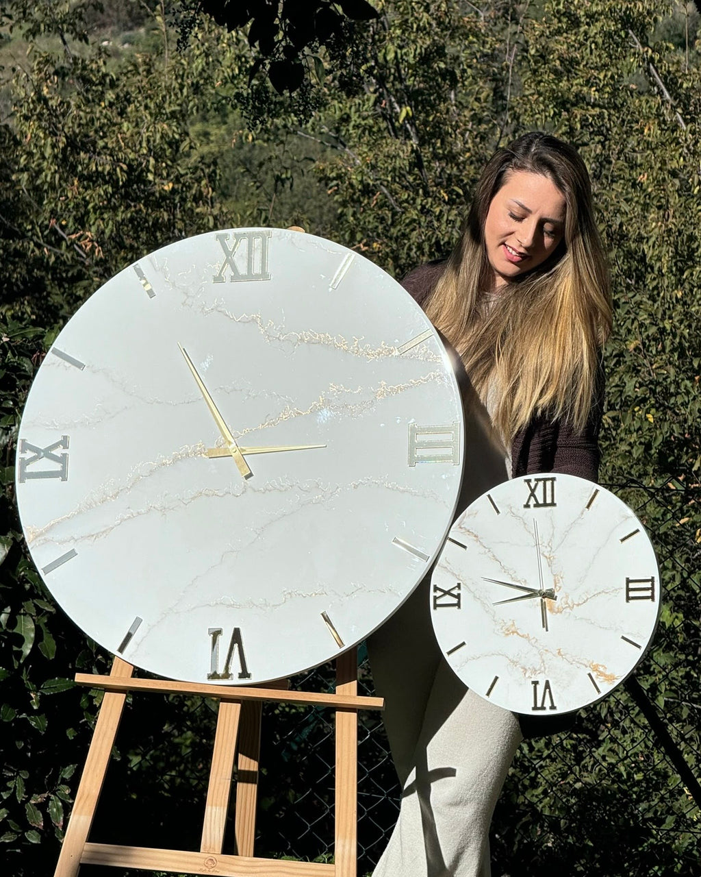 Orologio da parete in resina effetto marmo leggero