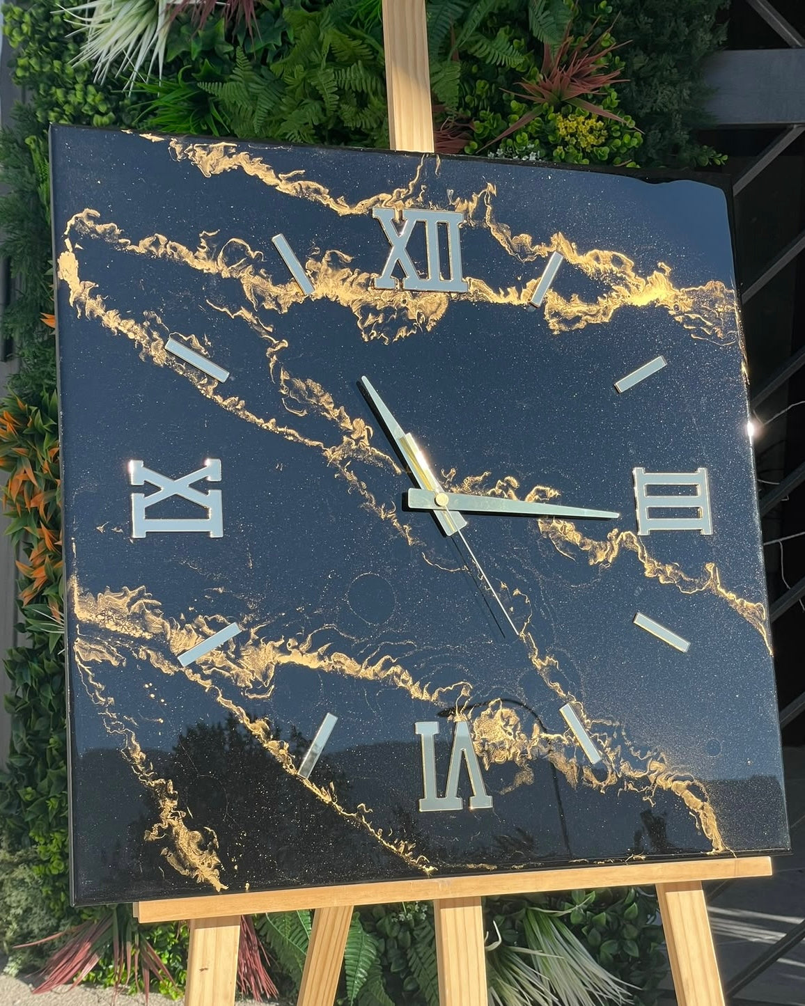 Orologio da parete in resina effetto marmo nero e oro