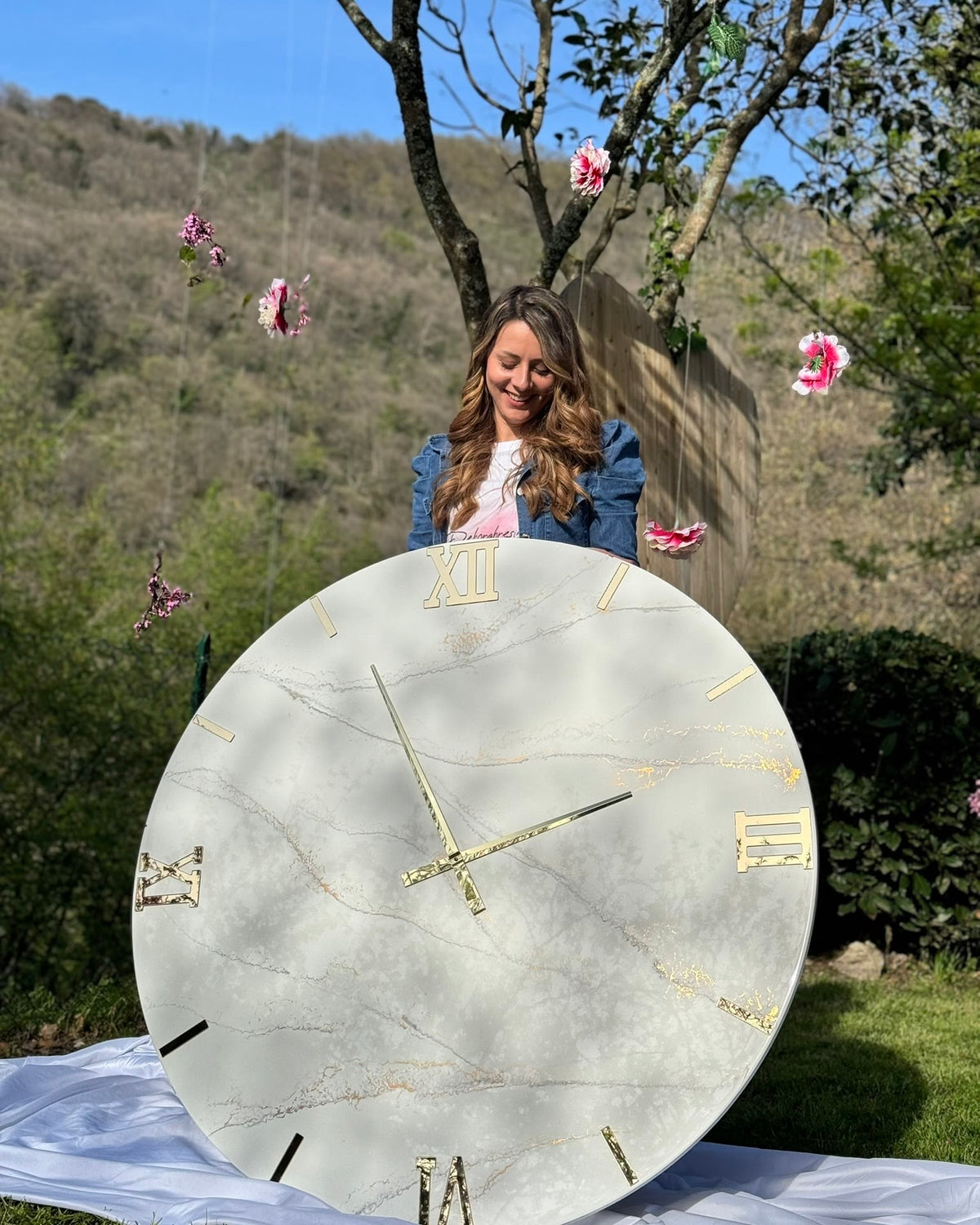 Orologio da parete in resina effetto marmo leggero