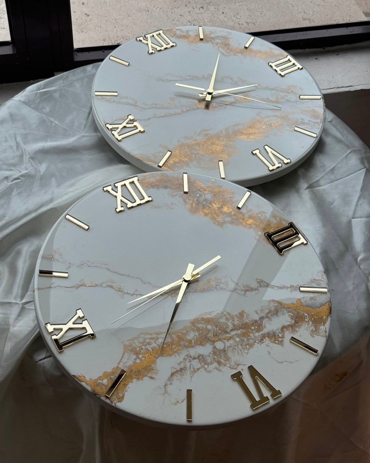 Orologio da parete in resina effetto marmo pieno