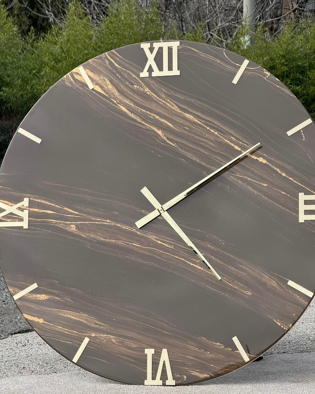 Orologio da parete in resina marrone con sfumature oro o argento