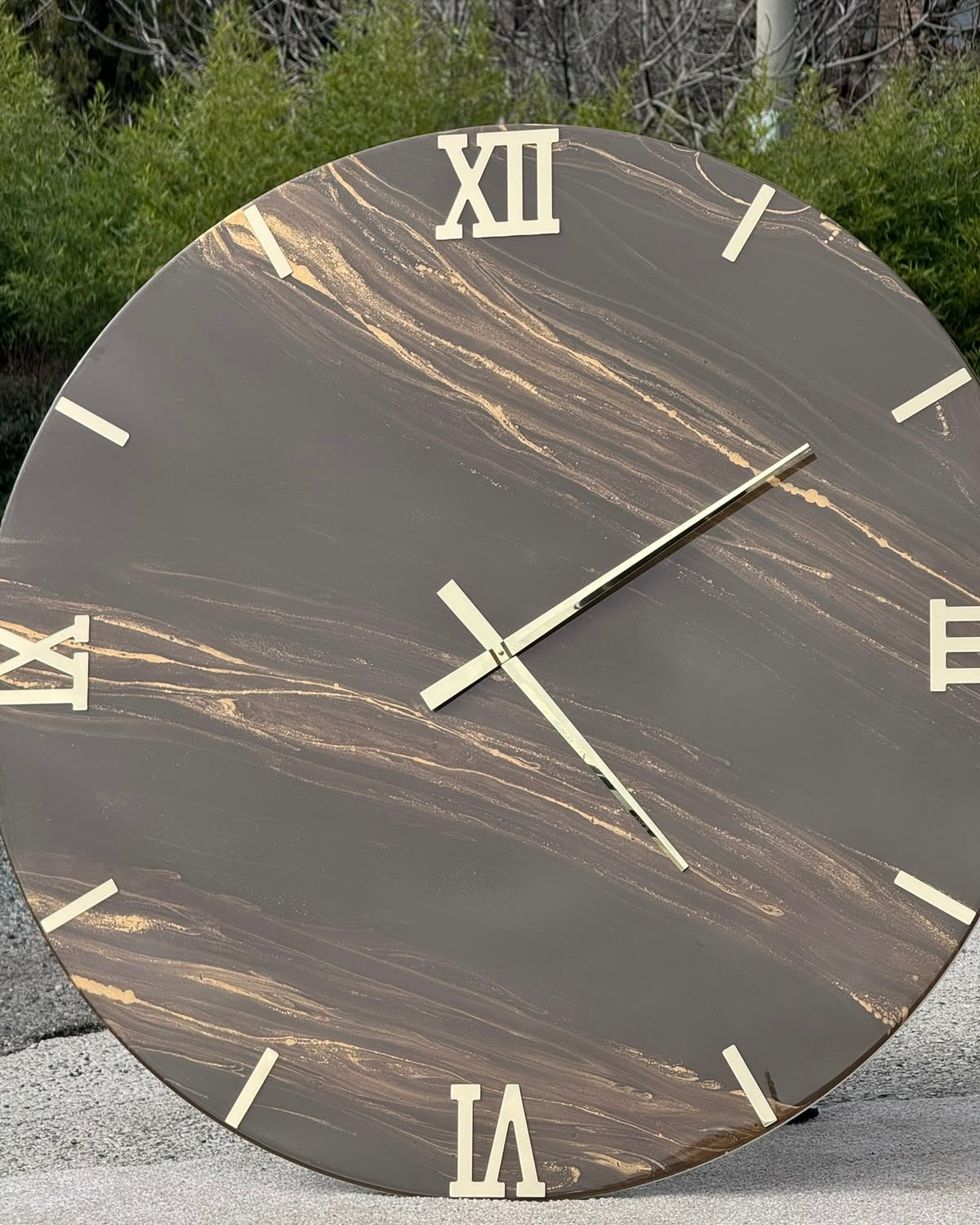 Orologio da parete in resina marrone con sfumature oro o argento