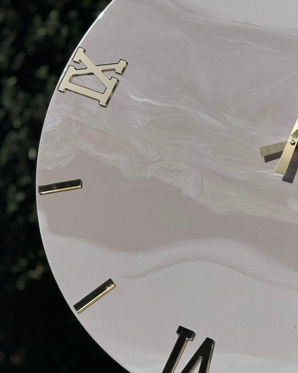 Orologio da parete in resina beige con sfumature oro o argento