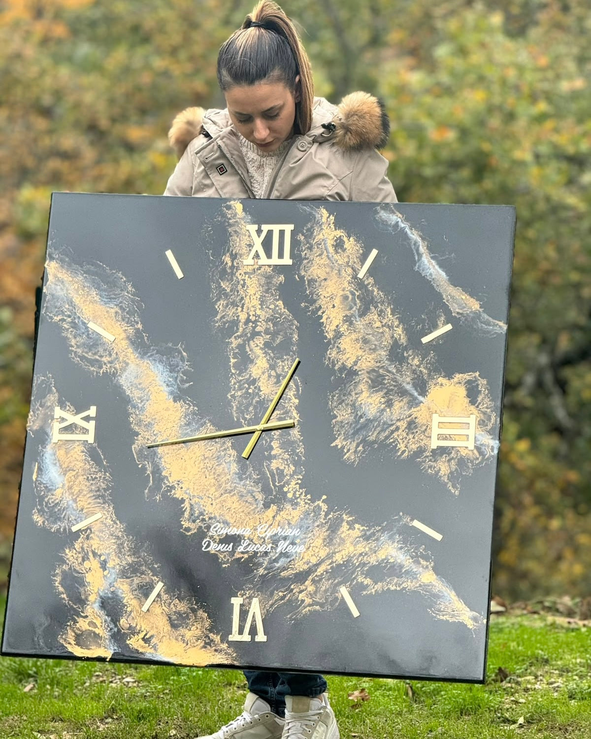 Orologio da parete in resina effetto marmo nero e oro