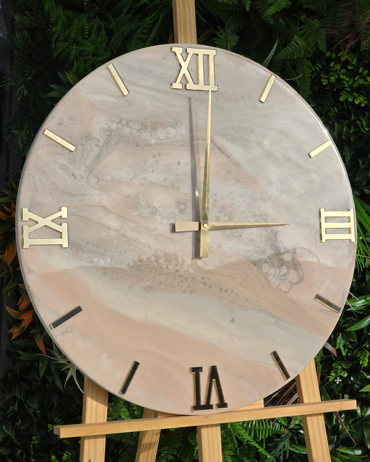 Orologio da parete in resina beige con sfumature oro o argento