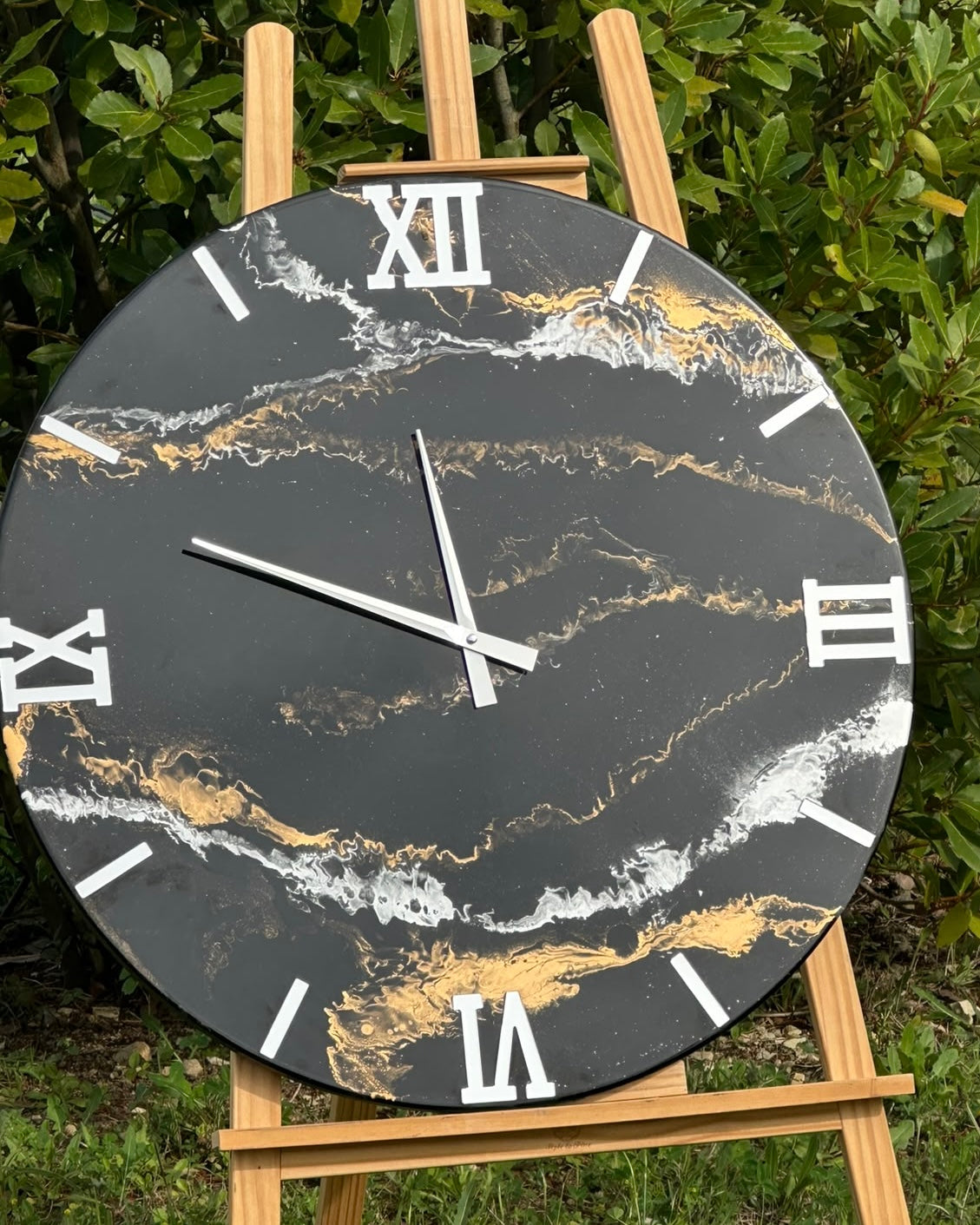 Orologio da parete in resina effetto marmo nero e oro