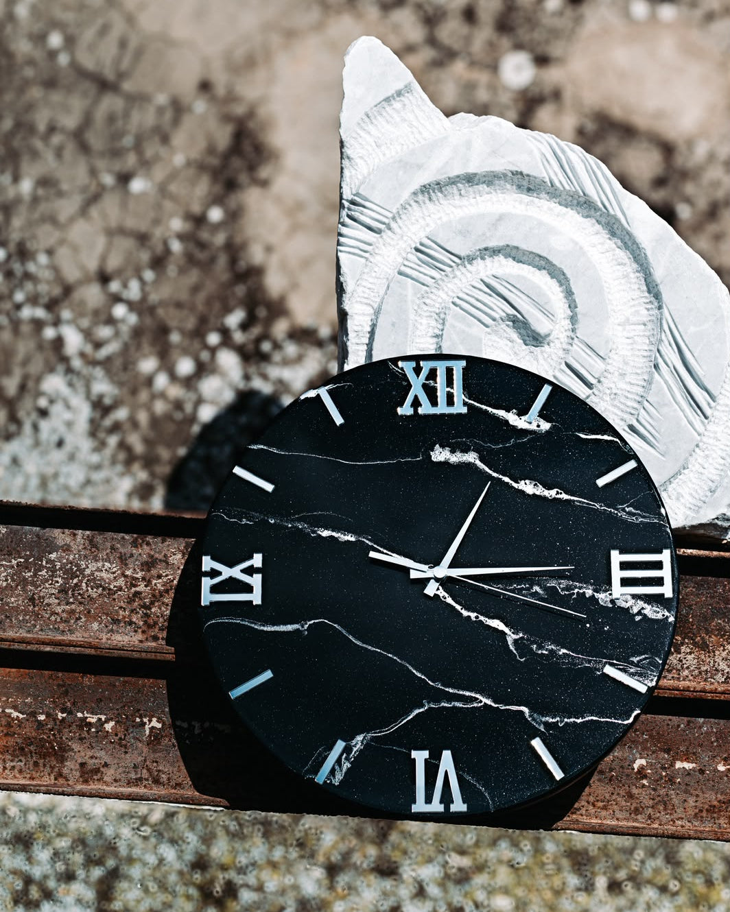 Orologio da parete in resina effetto marmo nero e argento