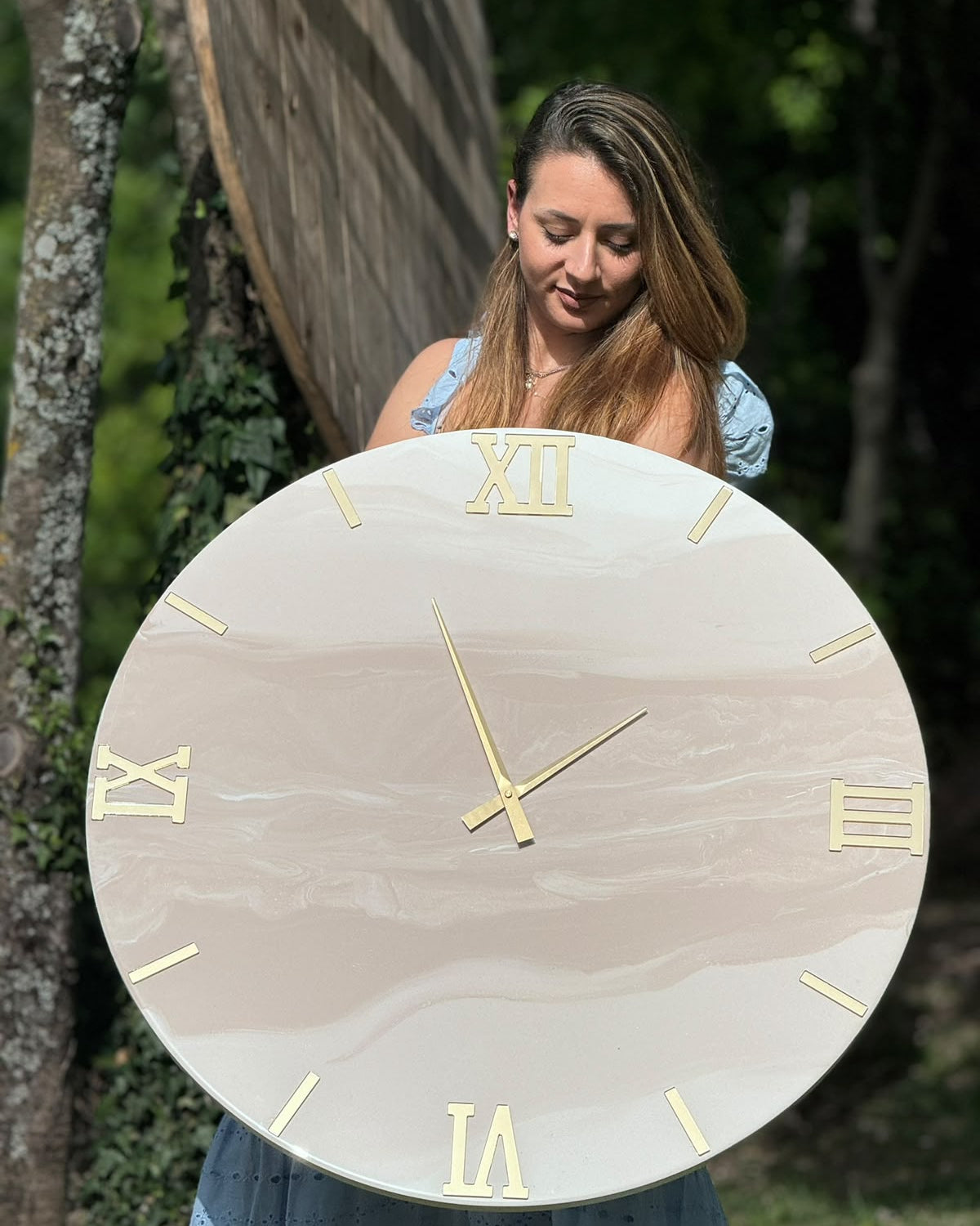 Orologio da parete in resina beige con sfumature oro o argento