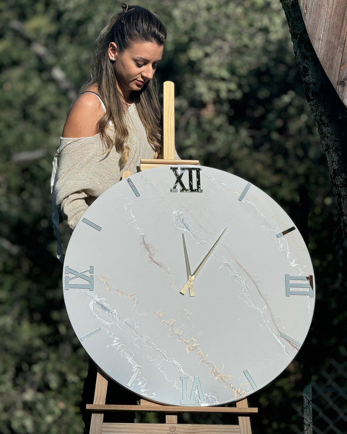 Orologio da parete in resina effetto marmo leggero