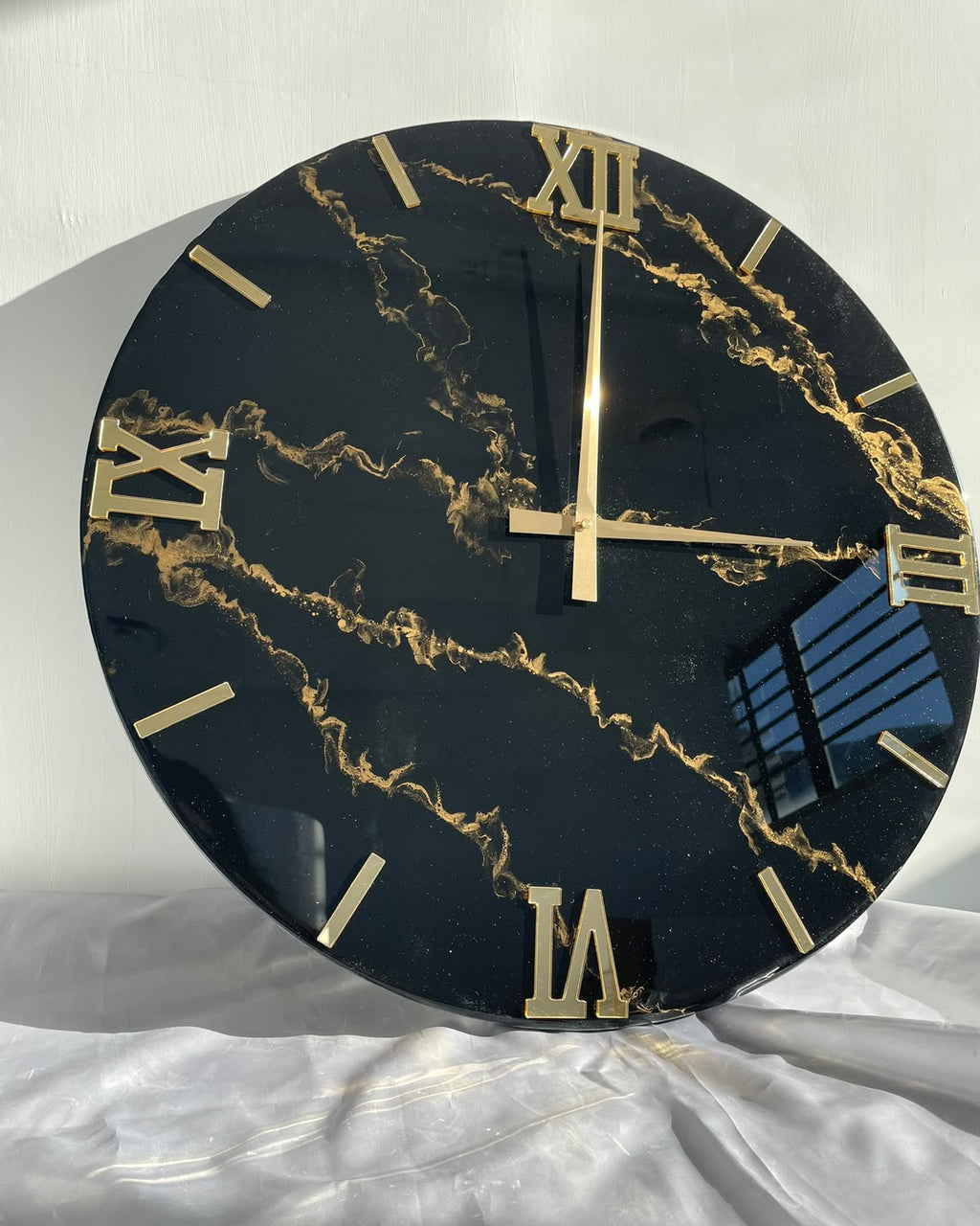 Orologio da parete in resina effetto marmo nero e oro
