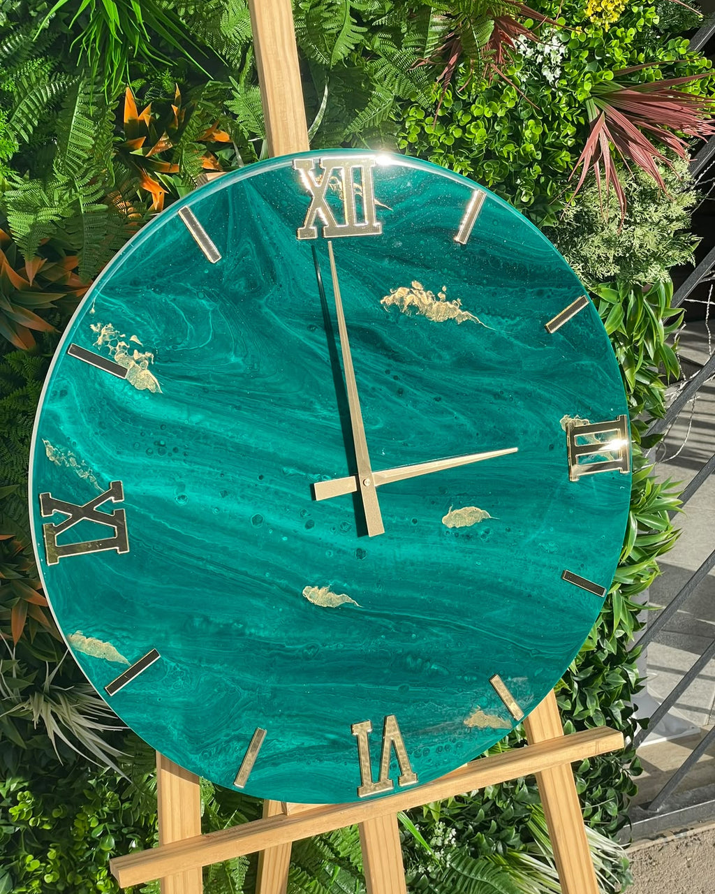 Orologio da parete in resina verde Ottanio con sfumature oro o argento